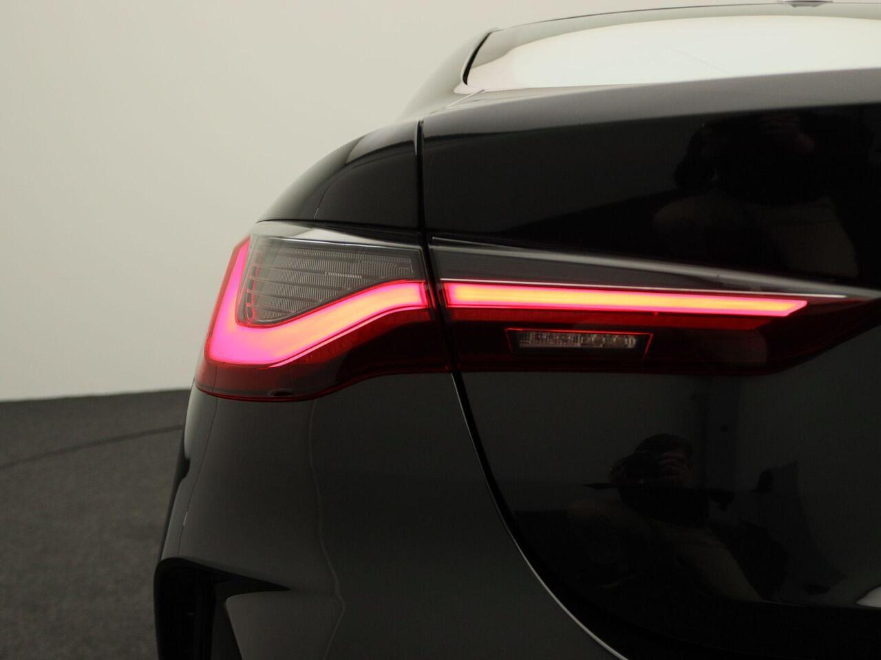 BMW 4-SERIE Coupé 420i High Executive | M Sportpakket | Safety Pack | Stuurwielrand Verwarmd | Schuifdak | Driving Assistant | DAB | HiFi | 19''