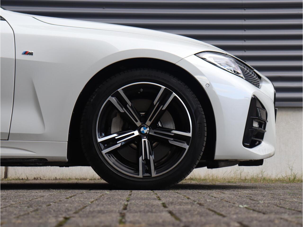 BMW 4-SERIE Cabrio 430i | High Executive | M Sportpakket | Harman Kardon | Achteruitrijcamera | Adaptief M Onderstel | Stuurwielrand verwarmd | Comfort Access | BSI* | 18'' LMV