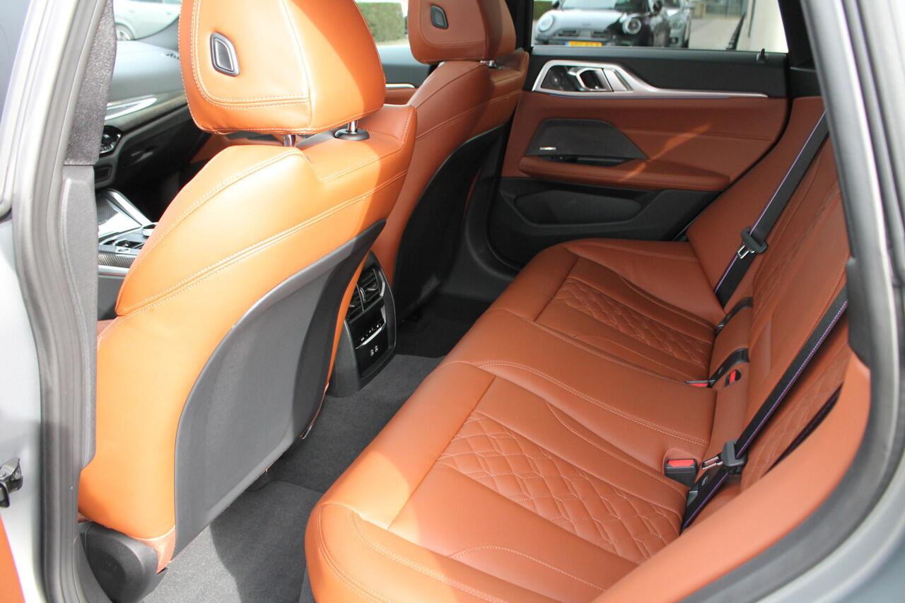 BMW 4-SERIE Gran Coupé M440i xDrive High Executive Automaat / Schuif-kanteldak / Trekhaak / Adaptieve LED / M Adaptief onderstel / Parking Assistant Plus / Comfort Access