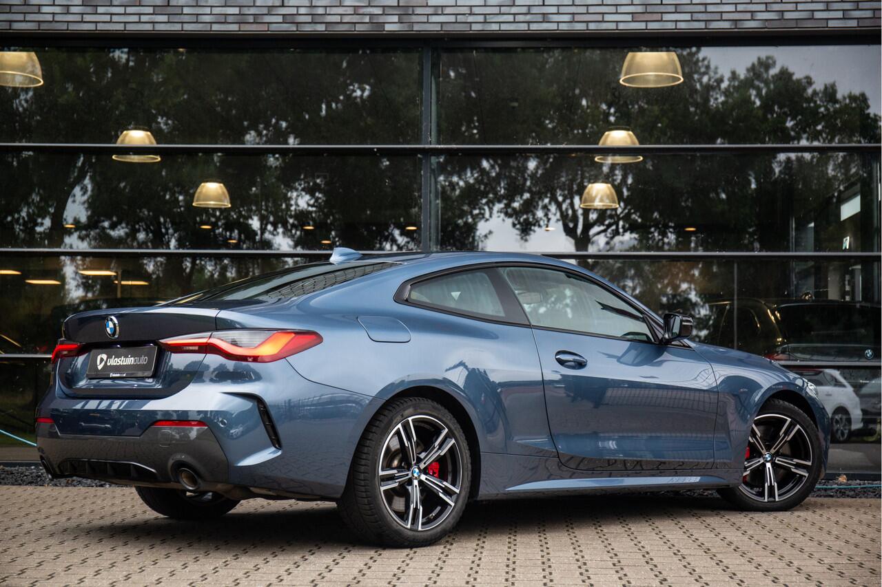 BMW 4-SERIE Coupé 430i High Executive M-Sport 245pk , Arctic Race blauw, Panoramadak, Sportstoelen, Adaptive cruise,