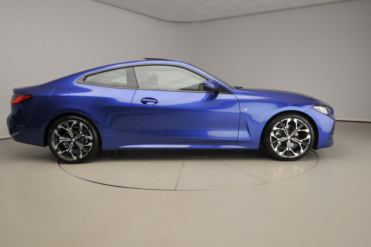 BMW 4-SERIE Coupé 420i | M-Sportpakket | LED | Leder | Navigatie | Sportstoelen | Schuifdak | Stoelverwarming | DAB | Alu 19 inch