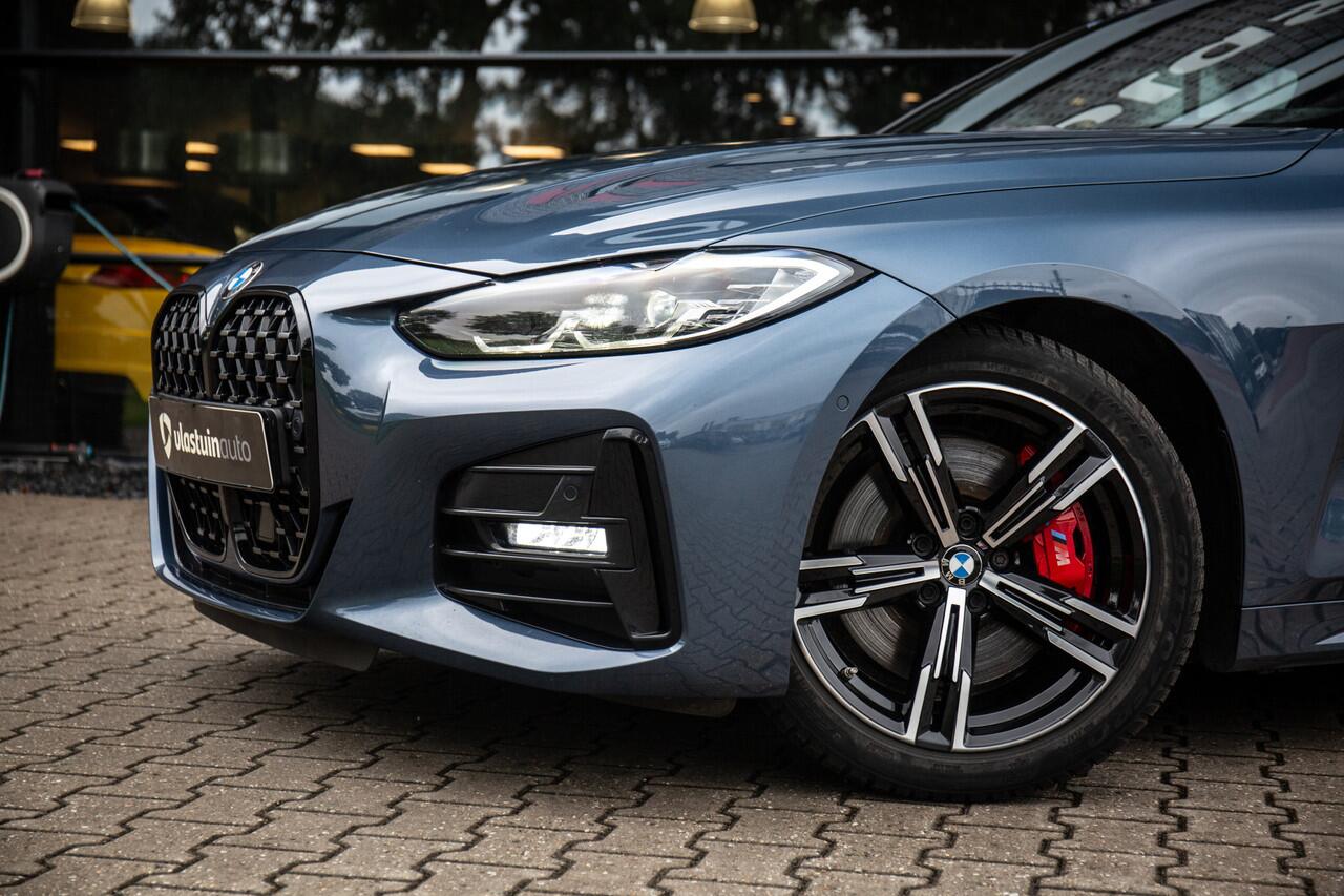 BMW 4-SERIE Coupé 430i High Executive M-Sport 245pk , Arctic Race blauw, Panoramadak, Sportstoelen, Adaptive cruise,