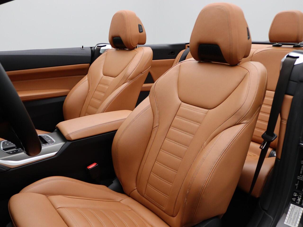 BMW 4-SERIE Cabrio M440i xDrive High Executive | Stuurwielrand Verwarmd | Trekhaak | Windscherm | Driving Assistant Professional | Parking Assistant Plus | Head-Up Display | Harman Kardon | 19''