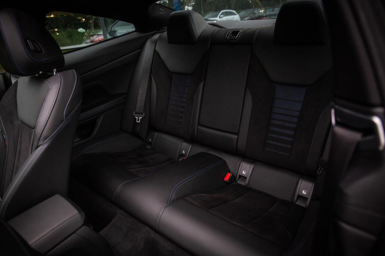 BMW 4-SERIE Coupé 430i High Executive M-Sport 245pk , Arctic Race blauw, Panoramadak, Sportstoelen, Adaptive cruise,