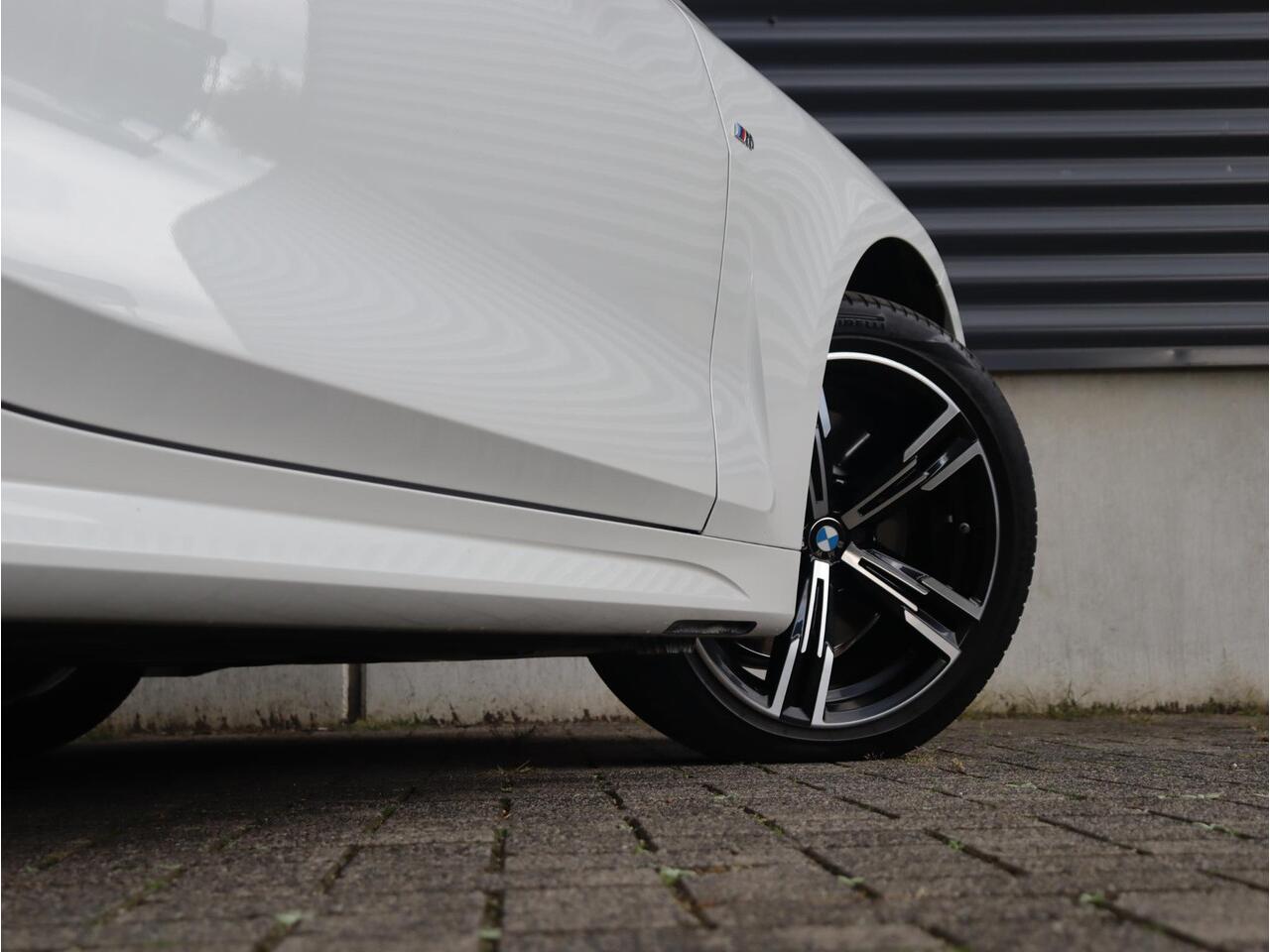 BMW 4-SERIE Cabrio 430i | High Executive | M Sportpakket | Harman Kardon | Achteruitrijcamera | Adaptief M Onderstel | Stuurwielrand verwarmd | Comfort Access | BSI* | 18'' LMV