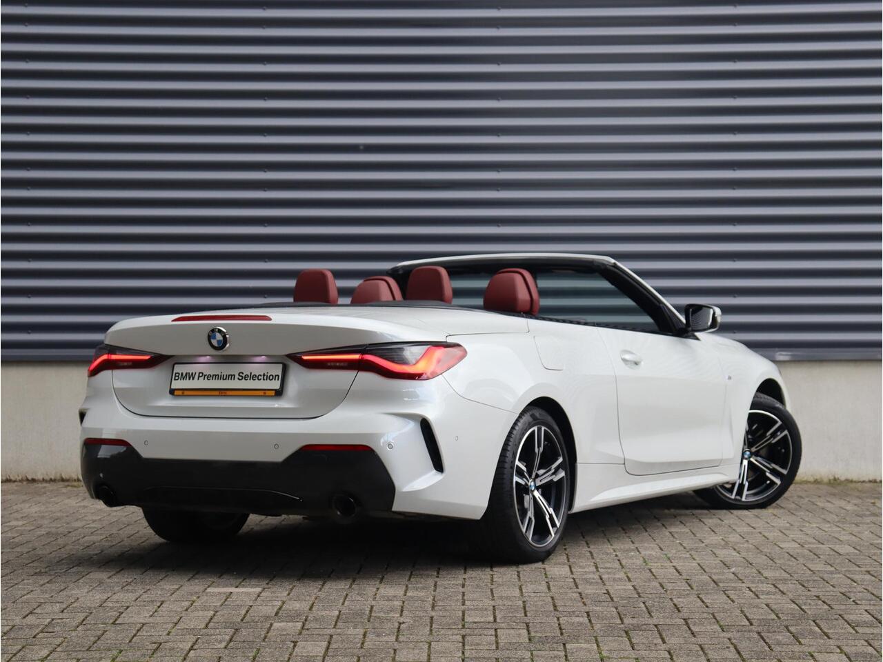 BMW 4-SERIE Cabrio 430i | High Executive | M Sportpakket | Harman Kardon | Achteruitrijcamera | Adaptief M Onderstel | Stuurwielrand verwarmd | Comfort Access | BSI* | 18'' LMV
