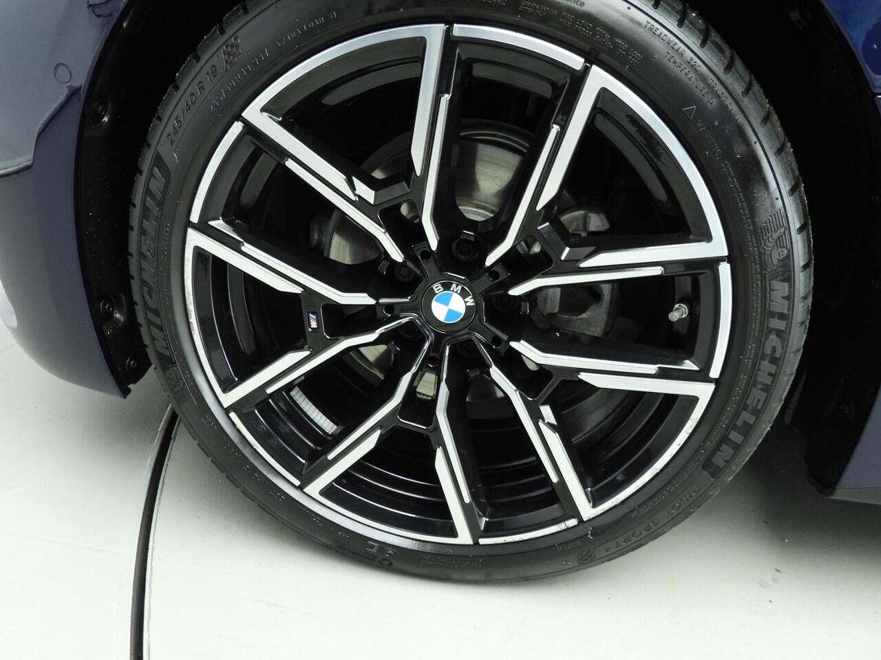 BMW 4-SERIE Gran Coupe 420i | M-Sportpakket | LED | Leder | HUD | Sportstoelen | Stoelverwarming | DAB | Harman-kardon sound | Alu 19 inch