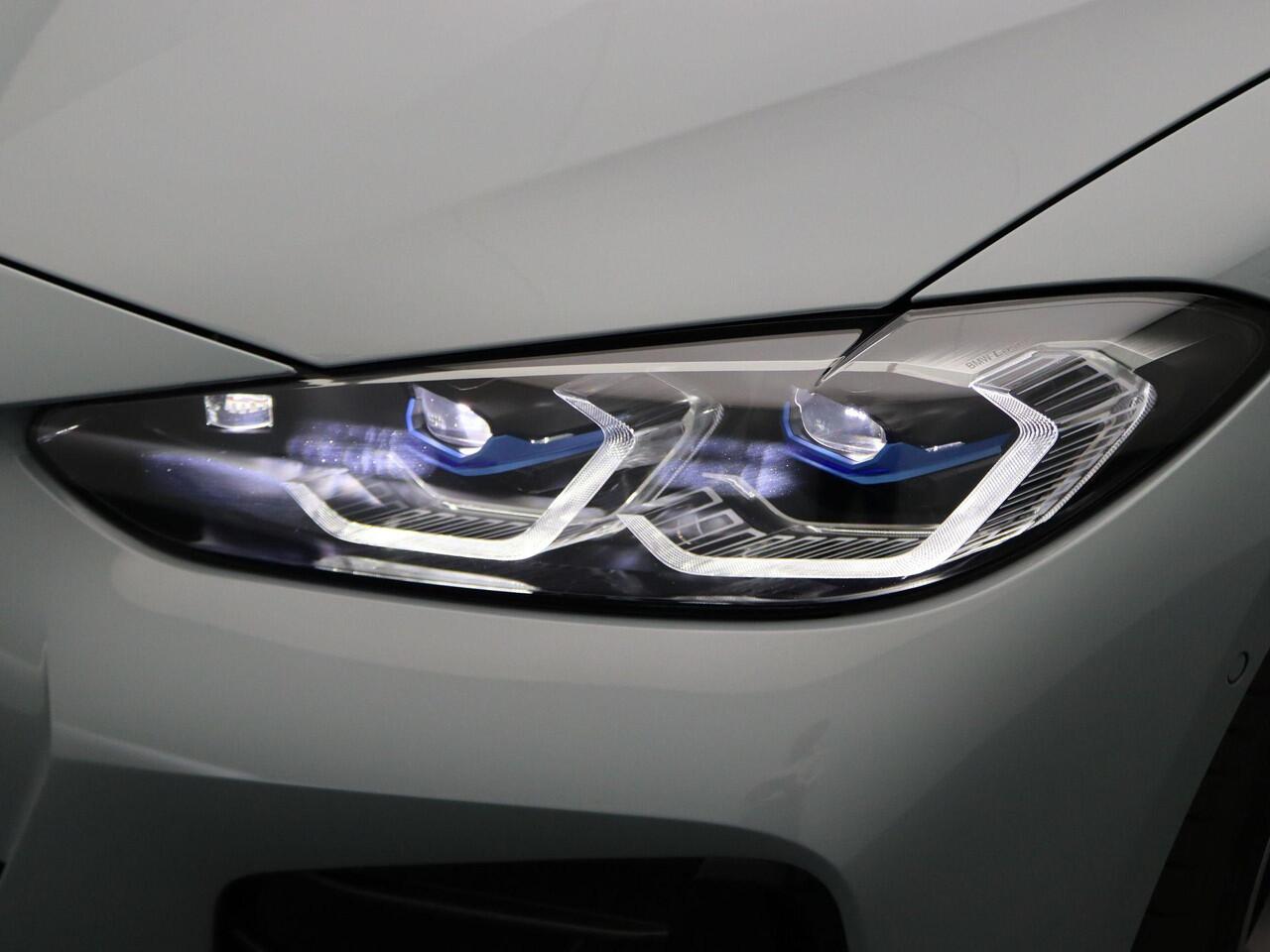 BMW 4-SERIE Cabrio M440i xDrive M Sportpakket | Laserlicht | Stuurwielverwarming | Nekverwarmer | Head-Up Display | 19"