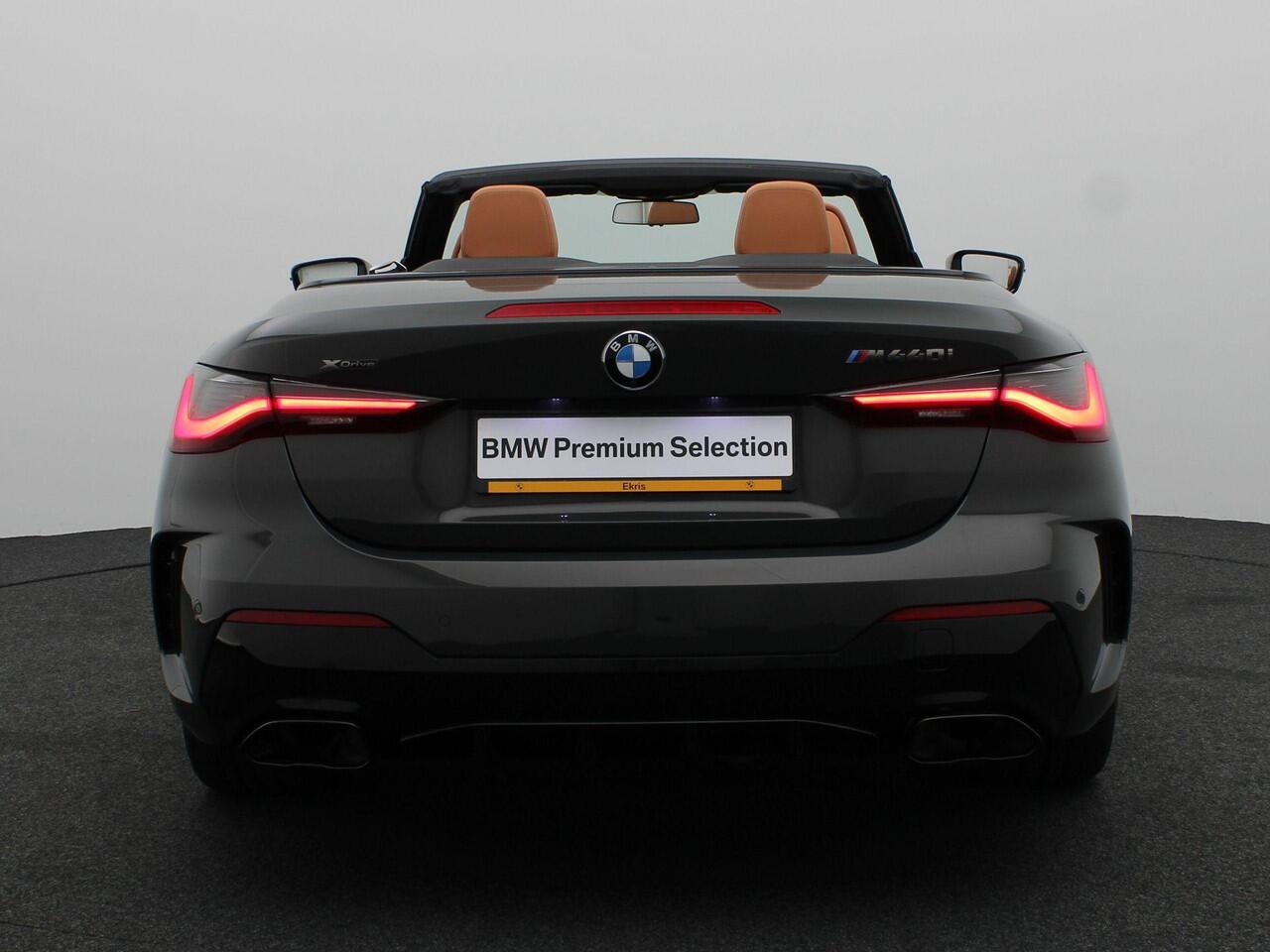BMW 4-SERIE Cabrio M440i xDrive High Executive | Stuurwielrand Verwarmd | Trekhaak | Windscherm | Driving Assistant Professional | Parking Assistant Plus | Head-Up Display | Harman Kardon | 19''