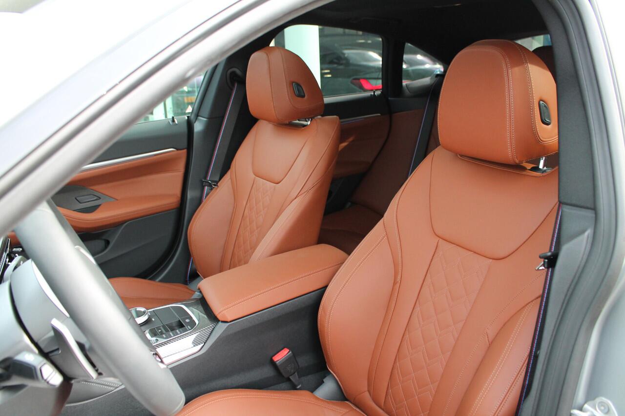 BMW 4-SERIE Gran Coupé M440i xDrive High Executive Automaat / Schuif-kanteldak / Trekhaak / Adaptieve LED / M Adaptief onderstel / Parking Assistant Plus / Comfort Access