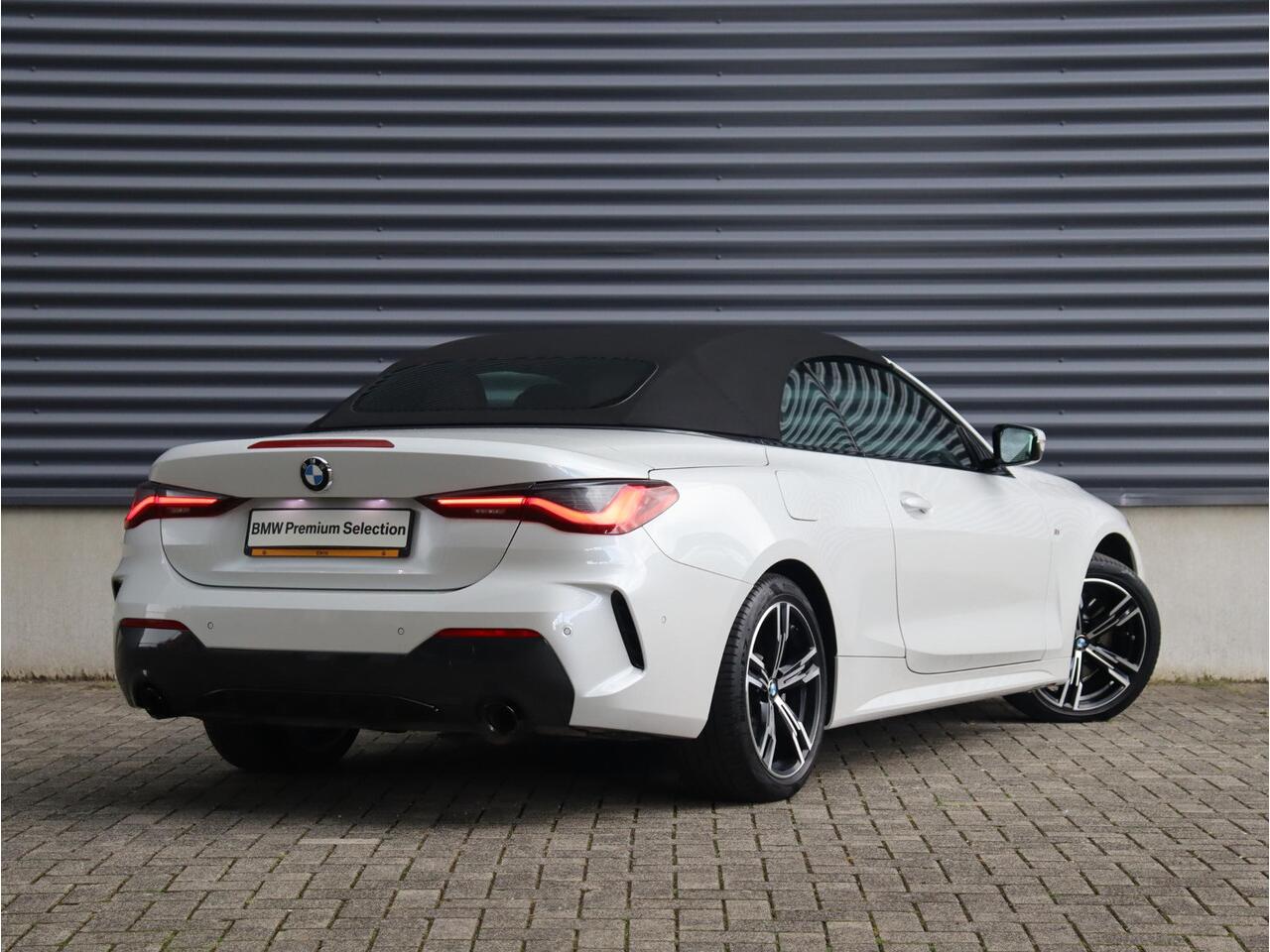 BMW 4-SERIE Cabrio 430i | High Executive | M Sportpakket | Harman Kardon | Achteruitrijcamera | Adaptief M Onderstel | Stuurwielrand verwarmd | Comfort Access | BSI* | 18'' LMV