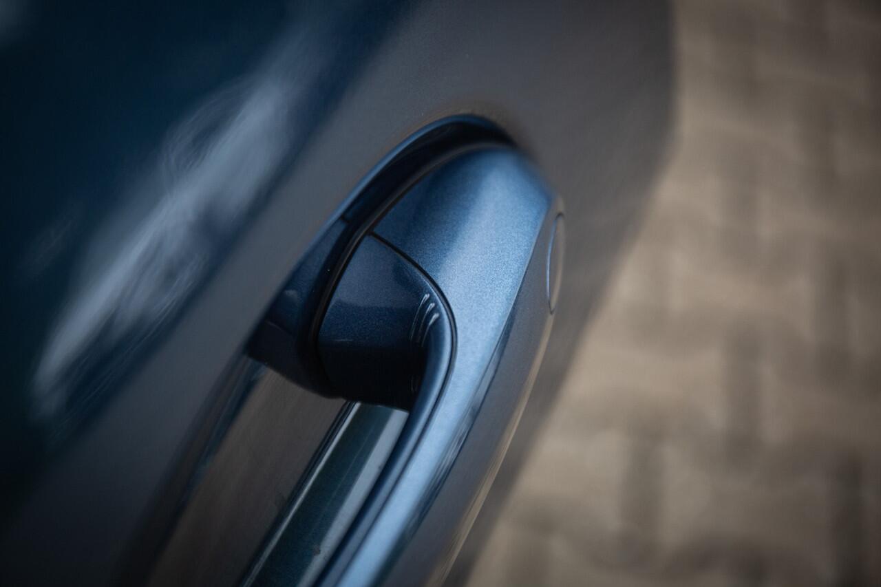 BMW 4-SERIE Coupé 430i High Executive M-Sport 245pk , Arctic Race blauw, Panoramadak, Sportstoelen, Adaptive cruise,