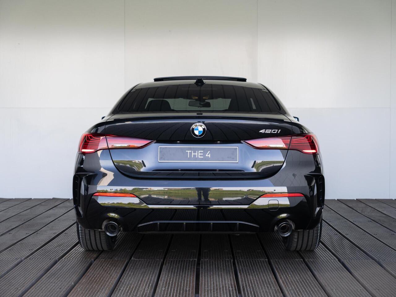 BMW 4-SERIE 420i Coupé M Sport Pro | Schuif-/kanteldak / Harman Kardon / Stoel en Stuurwiel verwarming / Comfort Access / Elektrische achterklep