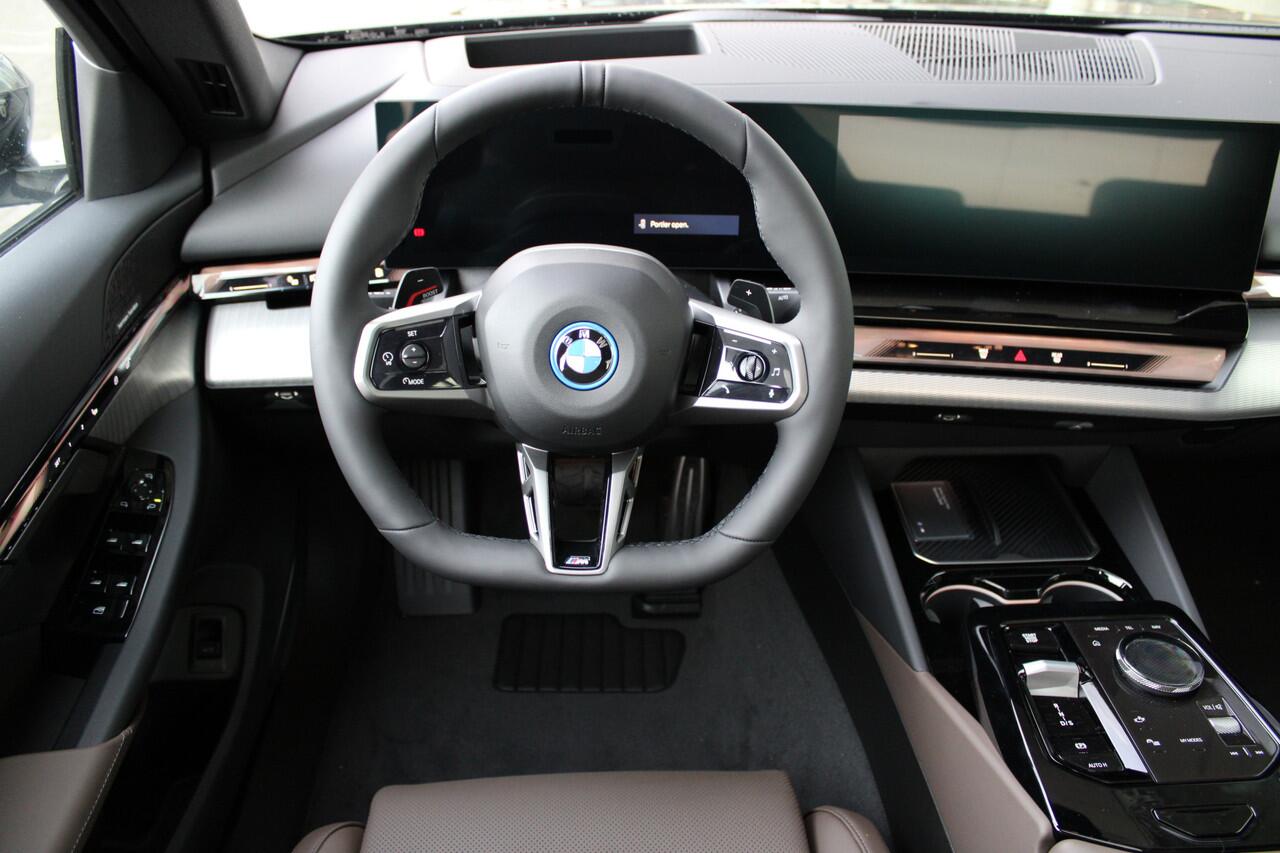 BMW 5-SERIE 530e M Sport Automaat / Panoramadak / Stoelventilatie / Comfort Access / M Sportonderstel / Adaptieve LED / Parking Assistant Plus / Harman-Kardon