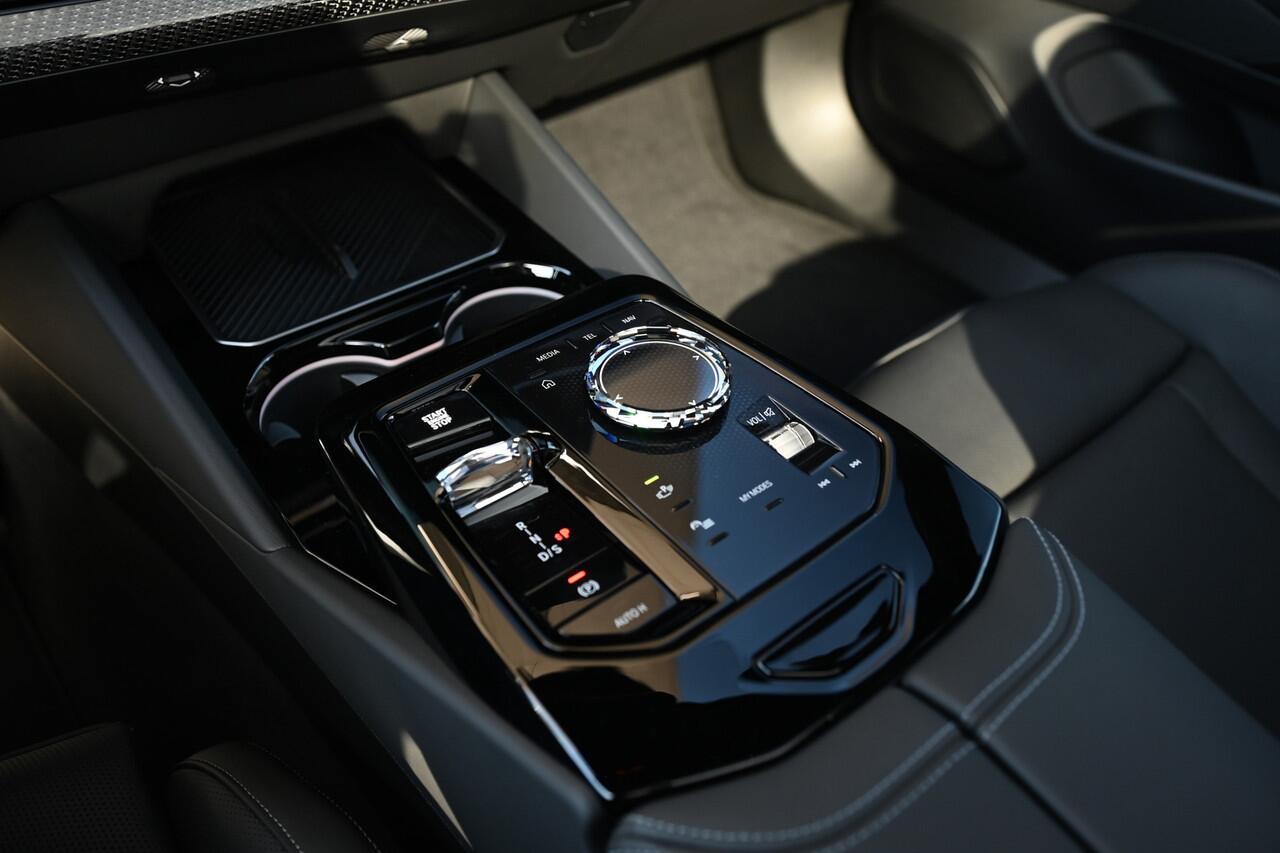 BMW 5-SERIE Touring 530e M Sport Automaat / Trekhaak / Adaptieve LED / Stoelventilatie / Parking Assistant / Stoelverwarming / M Sportonderstel