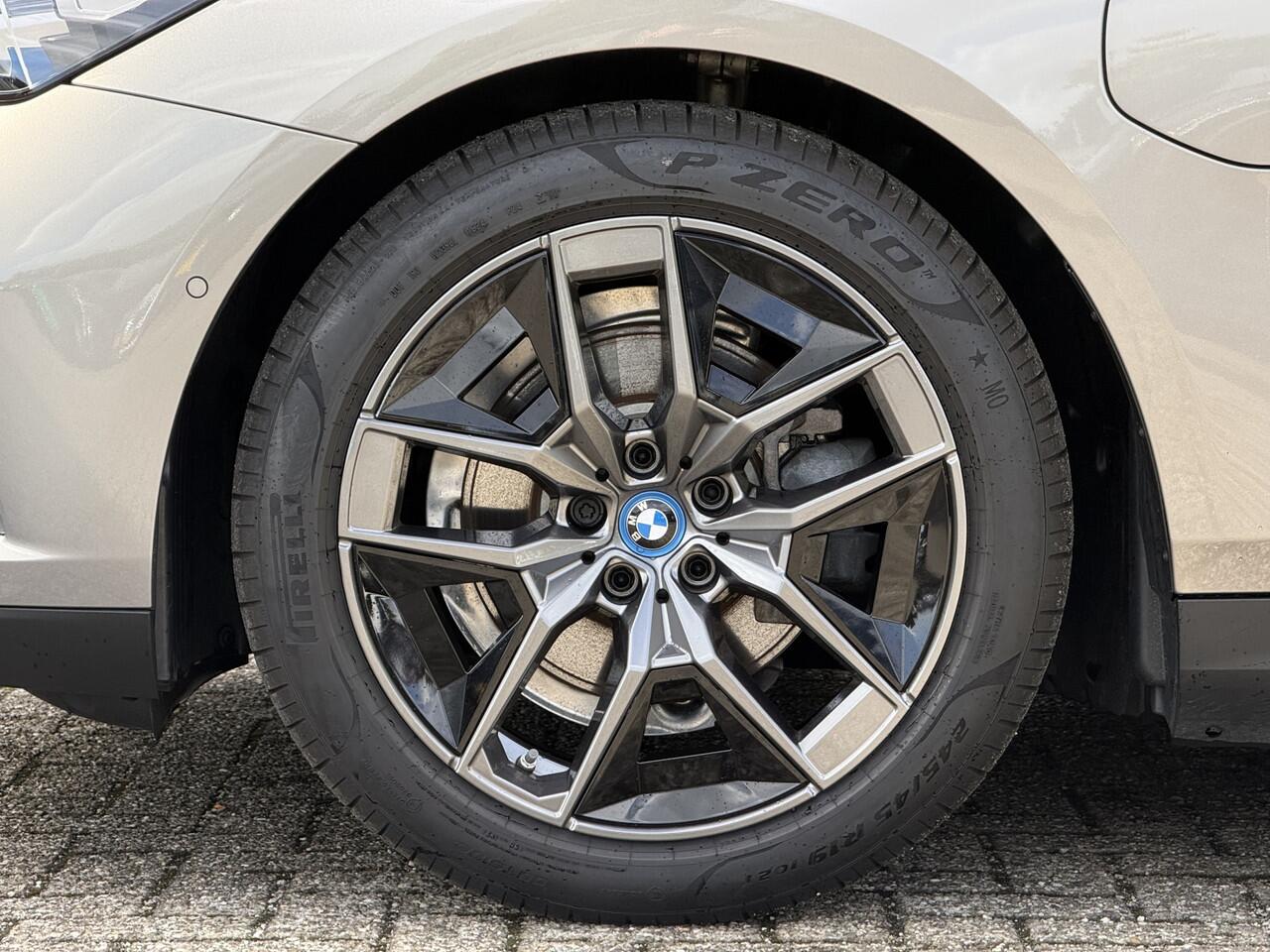 BMW 5-SERIE Sedan 530e | Harman/kardon | Panorama | 360 cam | 4x stoelverw. | Stoelventilatie | 4-zone Clima