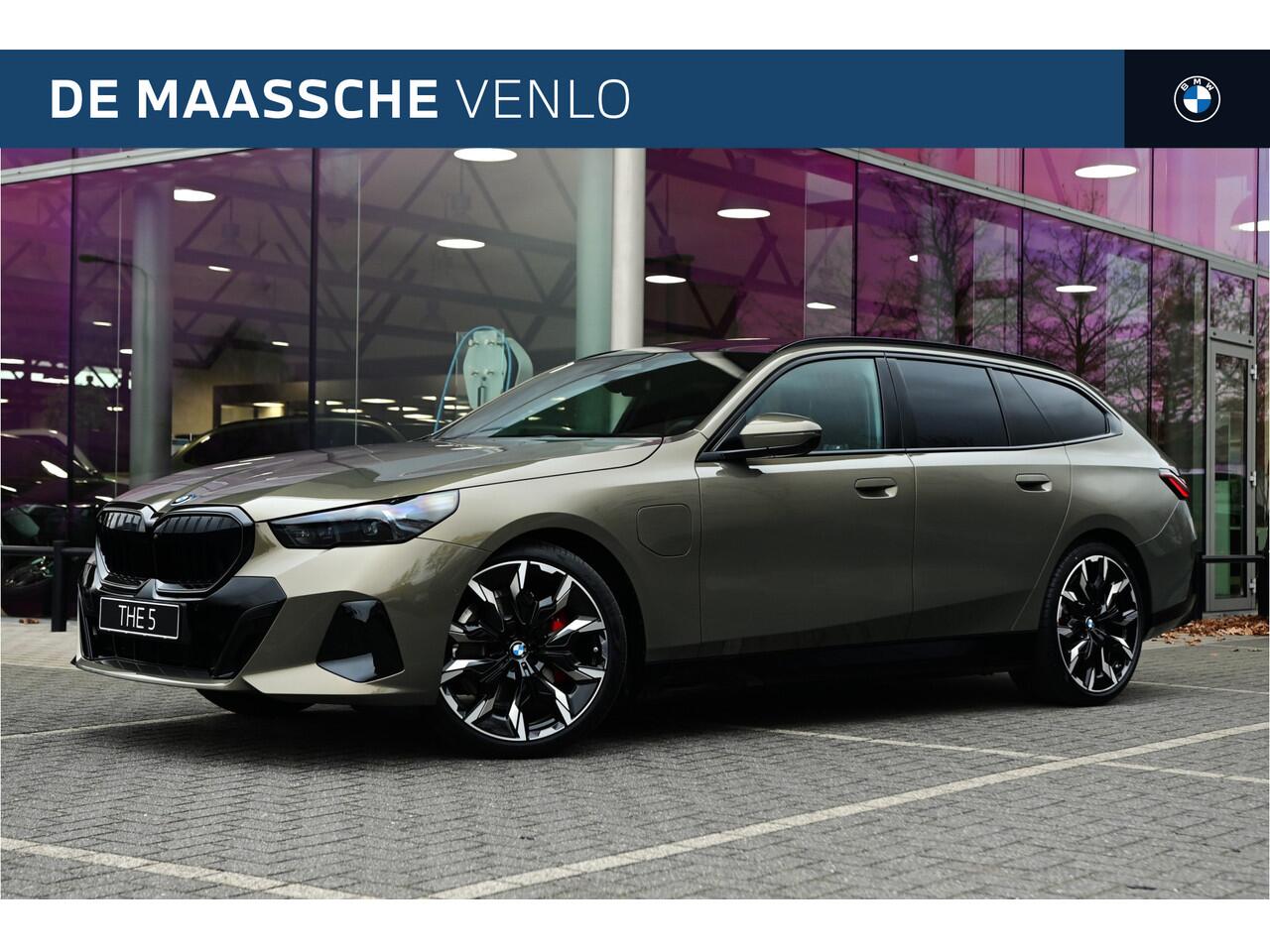 BMW 5-SERIE Touring 530e M Sport Automaat / Panoramadak / Trekhaak / Bowers & Wilkins / Adaptieve LED / Comfort Access / Parking Assistant Plus / Stuurverwarming