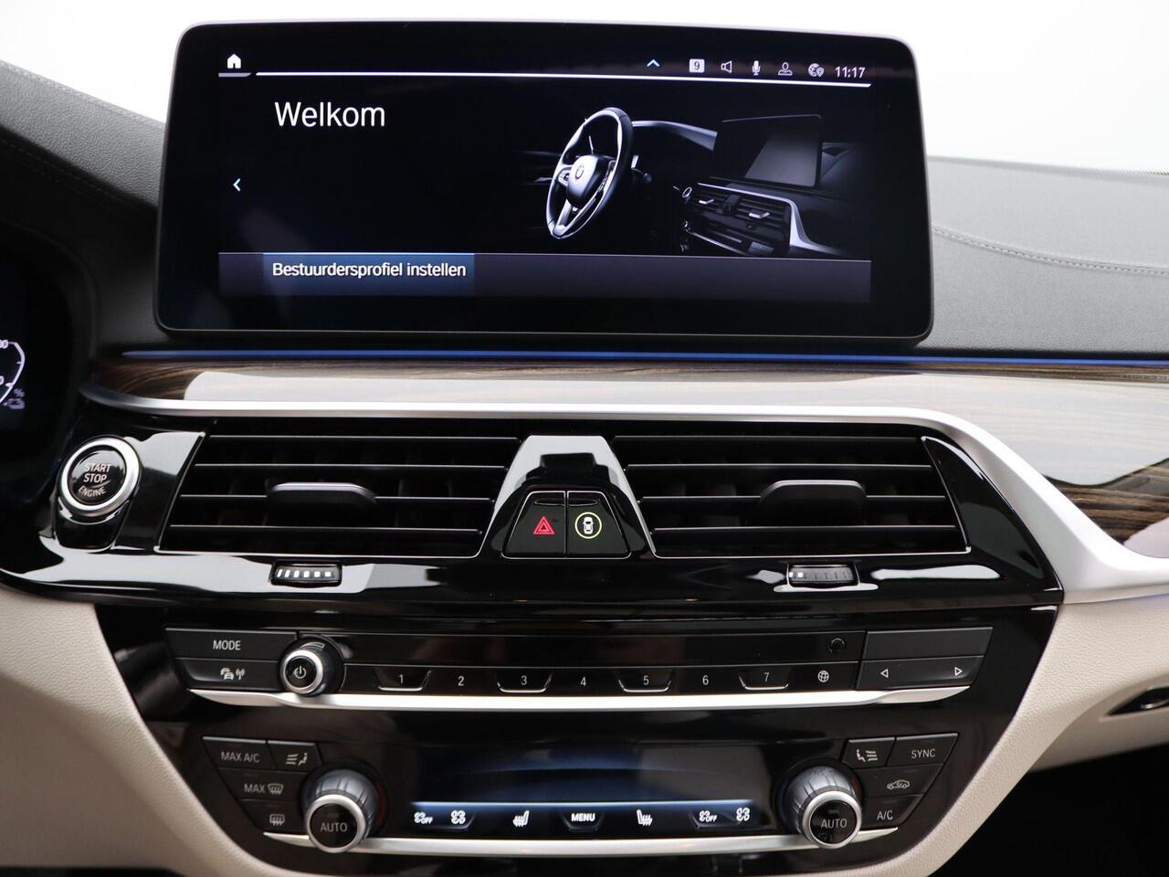 BMW 5-SERIE Touring 530e Luxuryline | Stuurwielrand Verwarmd | Trekhaak | Panoramadak | 4-zone Airconditioning | Driving Assistant Professional | Head-Up Display | 18''