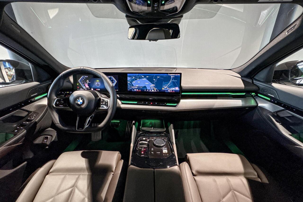 BMW 5-SERIE Touring 520i | M Sport | Glazen Panoramadak | Harman Kardon | Trekhaak |