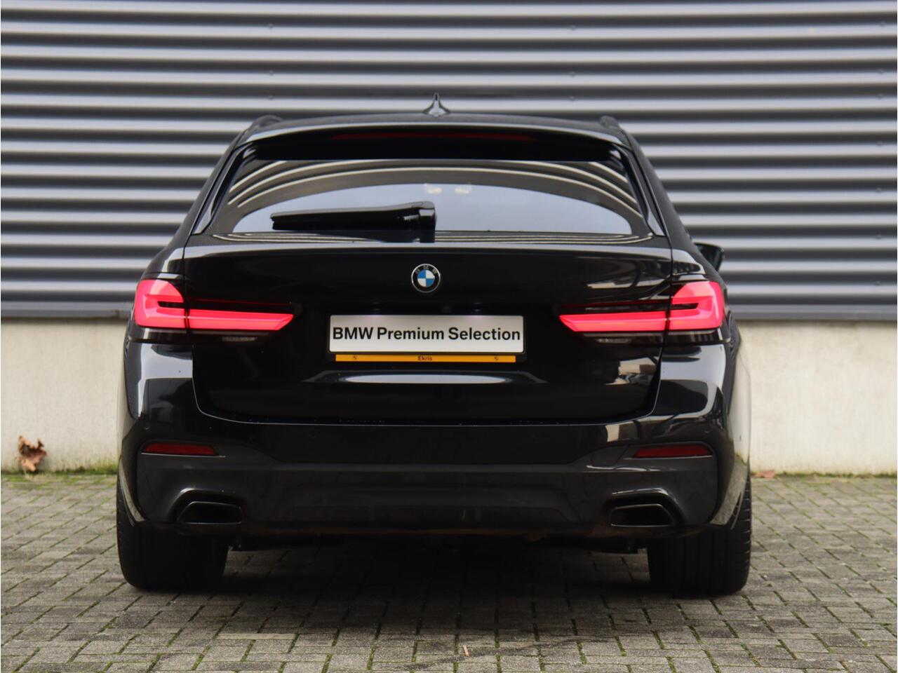 BMW 5-SERIE Touring 530i | High Executive | M Sportpakket | Panodak | Head-Up | HiFi | Achteruitrijcamera | Comfort Access | M Sportstoelen | Elektr. Achterklep | 19'' LMV