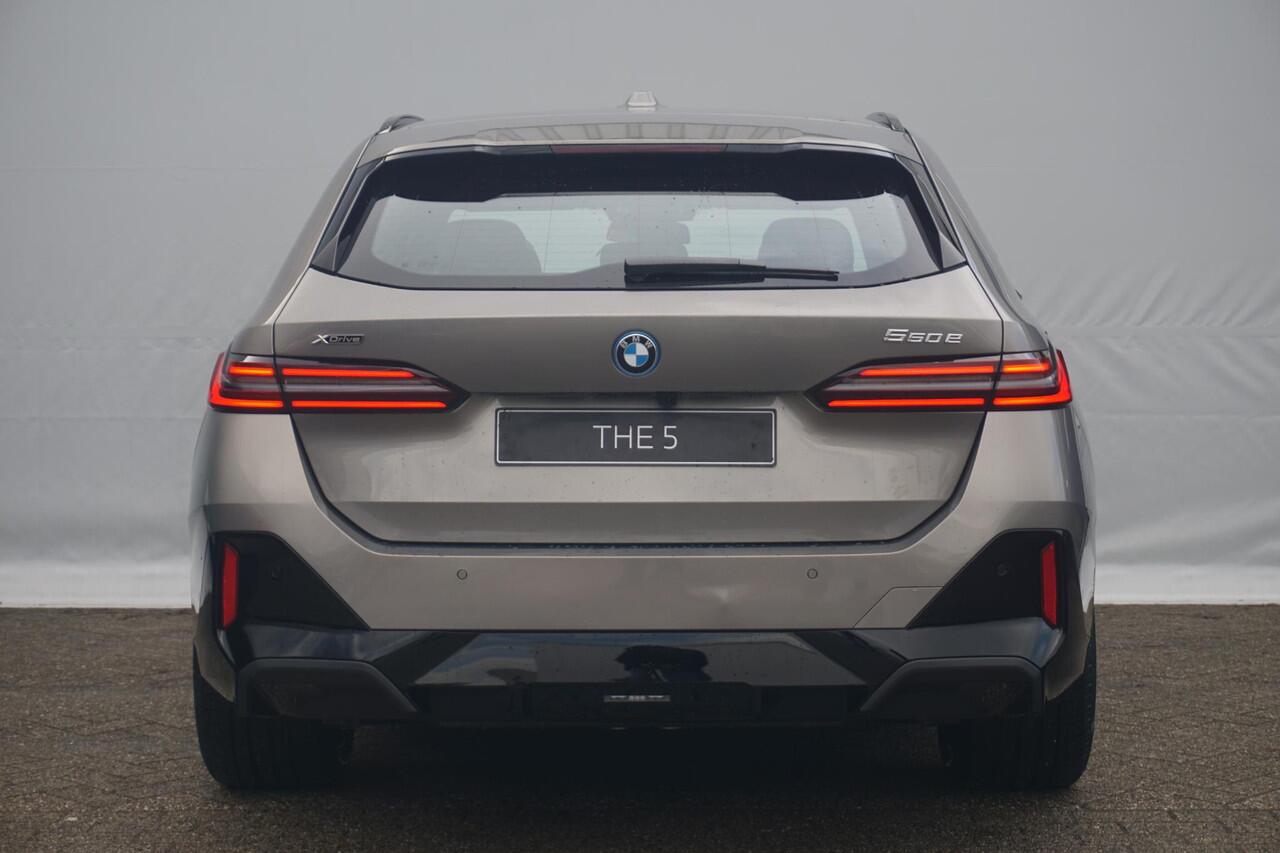 BMW 5-SERIE Touring 550e xDrive M Sportpakket Pro | Panoramadak | Bowers & Wilkins | Trekhaak | Comfort Pack | Innovation Pack
