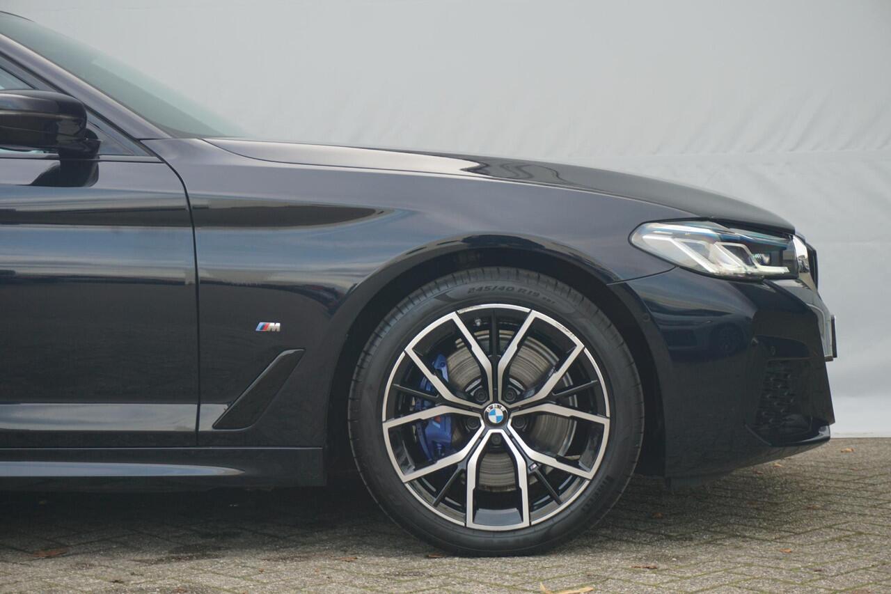 BMW 5-SERIE Sedan 520e M Sportpakket | Schuif-kanteldak | Comfortstoelen | Head-Up | BMW Laserlight | HIFI | Elektrische Stoel en Stuurwiel verwarming