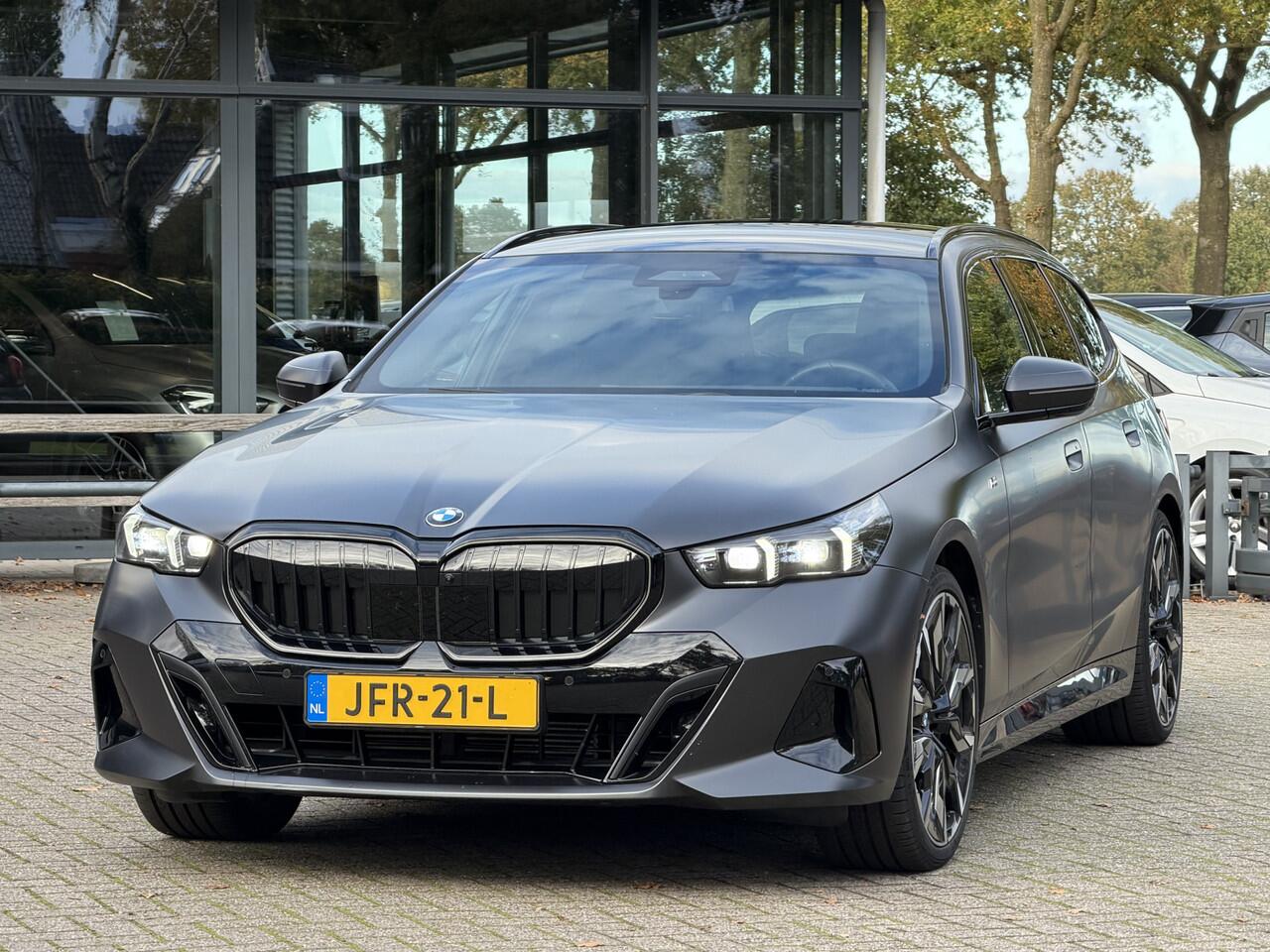 BMW 5-SERIE Touring 540d xDrive M-Sport FULL OPTION Leer/Pano/Camera/Trekhaak/ 21 inch