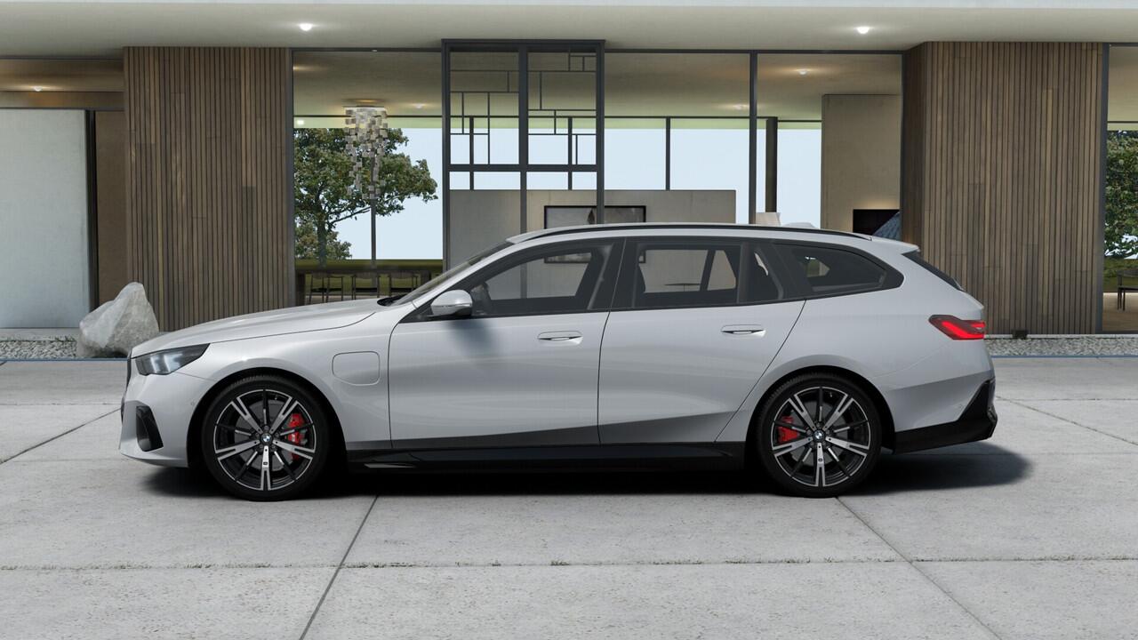 BMW 5-SERIE Touring 530e M Sport Automaat / Trekhaak / Achteruitrijcamera / Adaptieve LED / Parking Assistant / Stoelverwarming