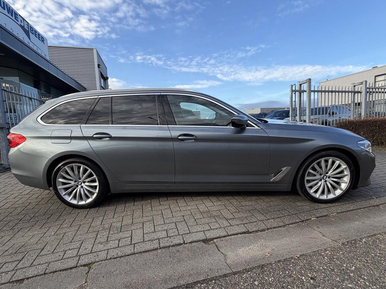 BMW 5-SERIE Touring 530i Luxury Line 530 Pano-Dak | HUD | Camera | HiFi | Stoelverw. voor & achter |