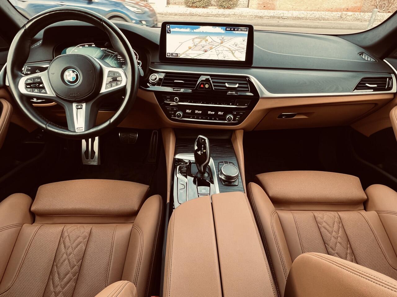 BMW 5-SERIE 530e M-Sport Plus Panoramadak Driving Ass Prof Keyless Rondzicht Camera Elek Stoelen Stoel + Stuurverwarming ACC DAB Head-Up Shadow Line BTW Tansanit Plug In Hybride 1e Eigenaar BTW Auto