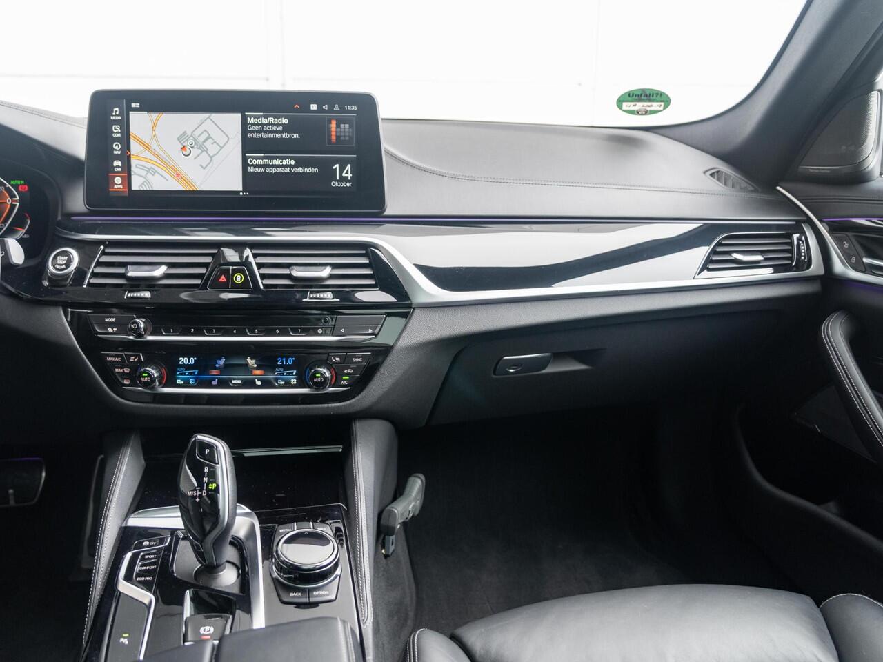 BMW 5-SERIE Touring 530i | High Executive | M Sportpakket | Harman Kardon | Verwarmd Stuurwiel | Comfort Access | Achteruitrijcamera | Panoramadak | Stoelverwarming | Head-Up Display