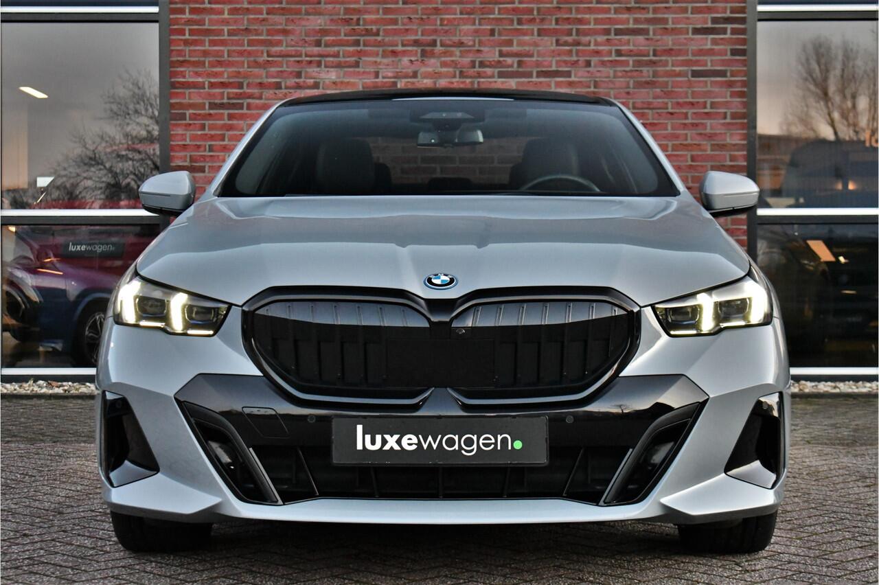 BMW 5-SERIE 530e M-Sport Pano ACC 360 H/K Stoel-vent Brooklyngrau