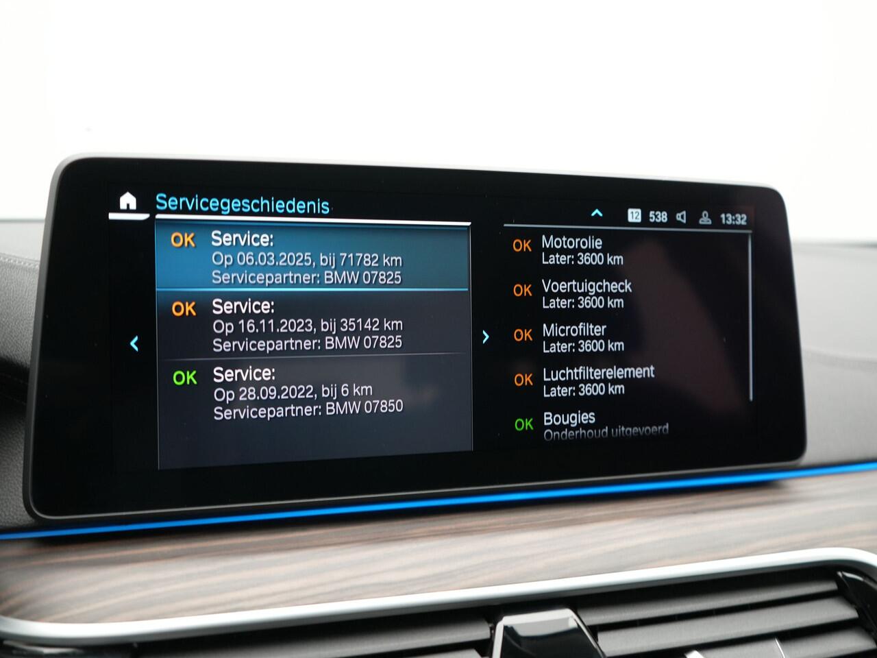 BMW 5-SERIE Touring 530e Luxury Line Plug In Hybrid 294pk Dealer O.H PHEV | Trekhaak Af Fabriek | Panodak | Camera | Lederen Sportstoelen Memory & Verwarmd | Apple Carplay | Cruise Control | Navigatie | Virtual | DAB |