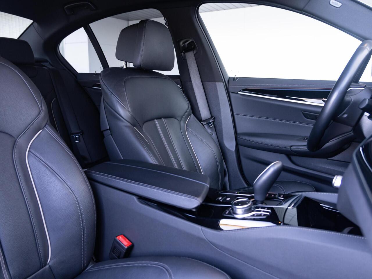 BMW 5-SERIE Sedan 540i | High Executive | Luxury Line | Parking Pack | 18 inch | Comfort Access | Driving Assistant | BMW Laserlight | Active Cruise Controle