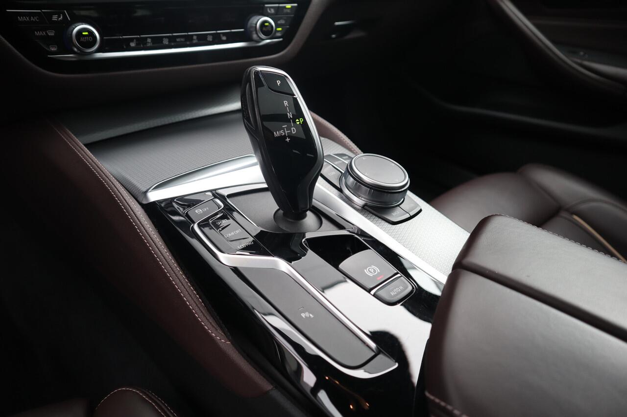 BMW 5-SERIE Touring 520i High Executive M-Sport Leder dashboard / Pano / Individual / Camera / 19inch