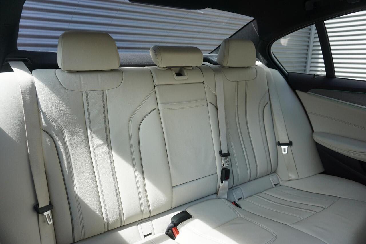 BMW 5-SERIE 530e xDrive M Sportpakket | Entertainment | 19 inch M Dubbelspaak (styling 664M)in Orbit Grey | Pack BMW Head-Up Display | Harman Kardon Surround Sound Systeem |