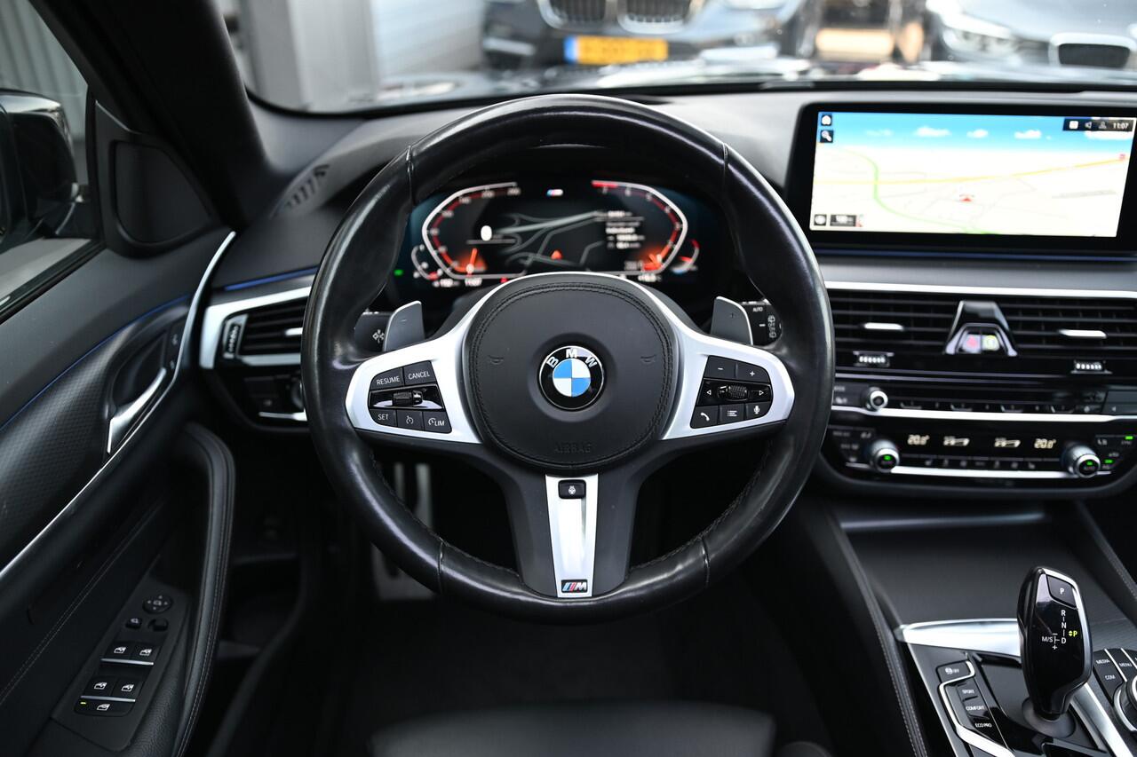 BMW 5-SERIE Touring 520i High Executive M Sport Automaat / Panoramadak / Trekhaak / Laserlight / Achteruitrijcamera / M Sportonderstel / Head-Up / Stuurverwarming