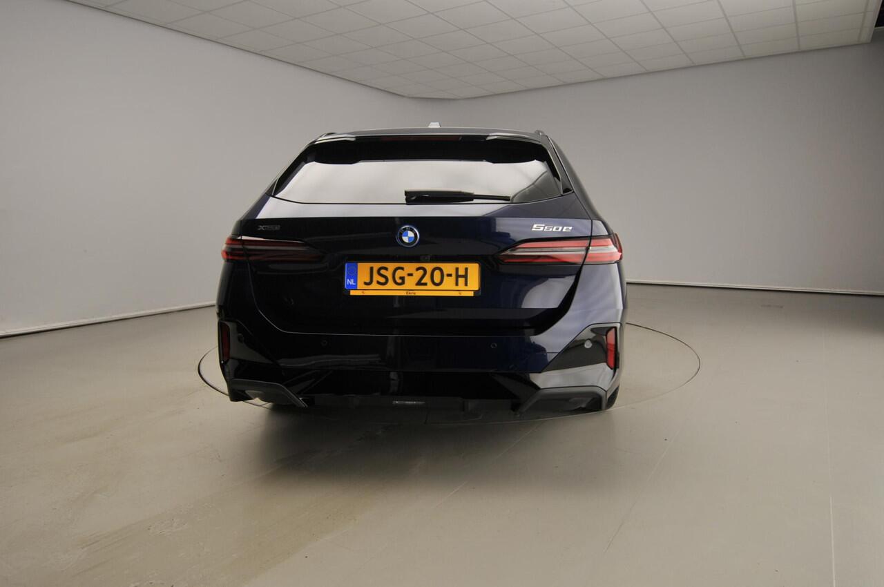 BMW 5-SERIE Touring 550e xDrive M-Sportpakket Pro / Panoramadak / Driving assist professional / Bower & Wilkens / Iconic Glow
