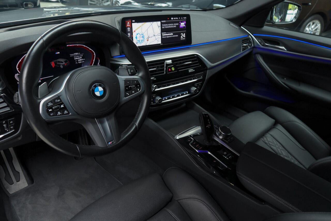 BMW 5-SERIE Touring 520i Mpakket HUD Navi Elektr. achterklep Camera Carplay Virtual Elektr. uitklapbare trekhaak Matrix ACC Stoelverwarming DAB Climate (3-zone) PDC Memory LM velgen BTW auto