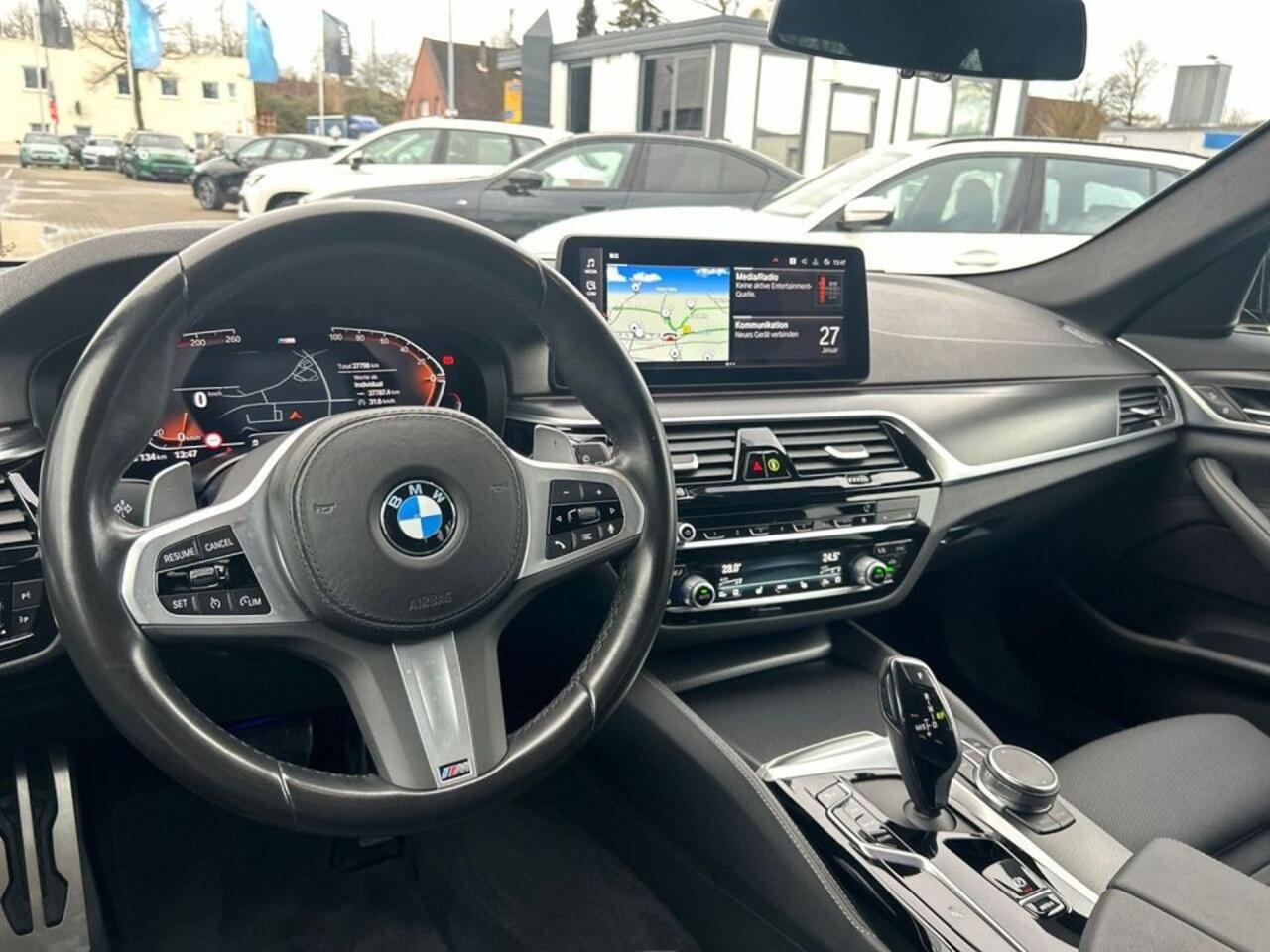 BMW 5-SERIE Touring 530d M Sport 286 PK Head Up Trekhaak LED Laser Sportstoelen 18 Inch Sensatec Leder