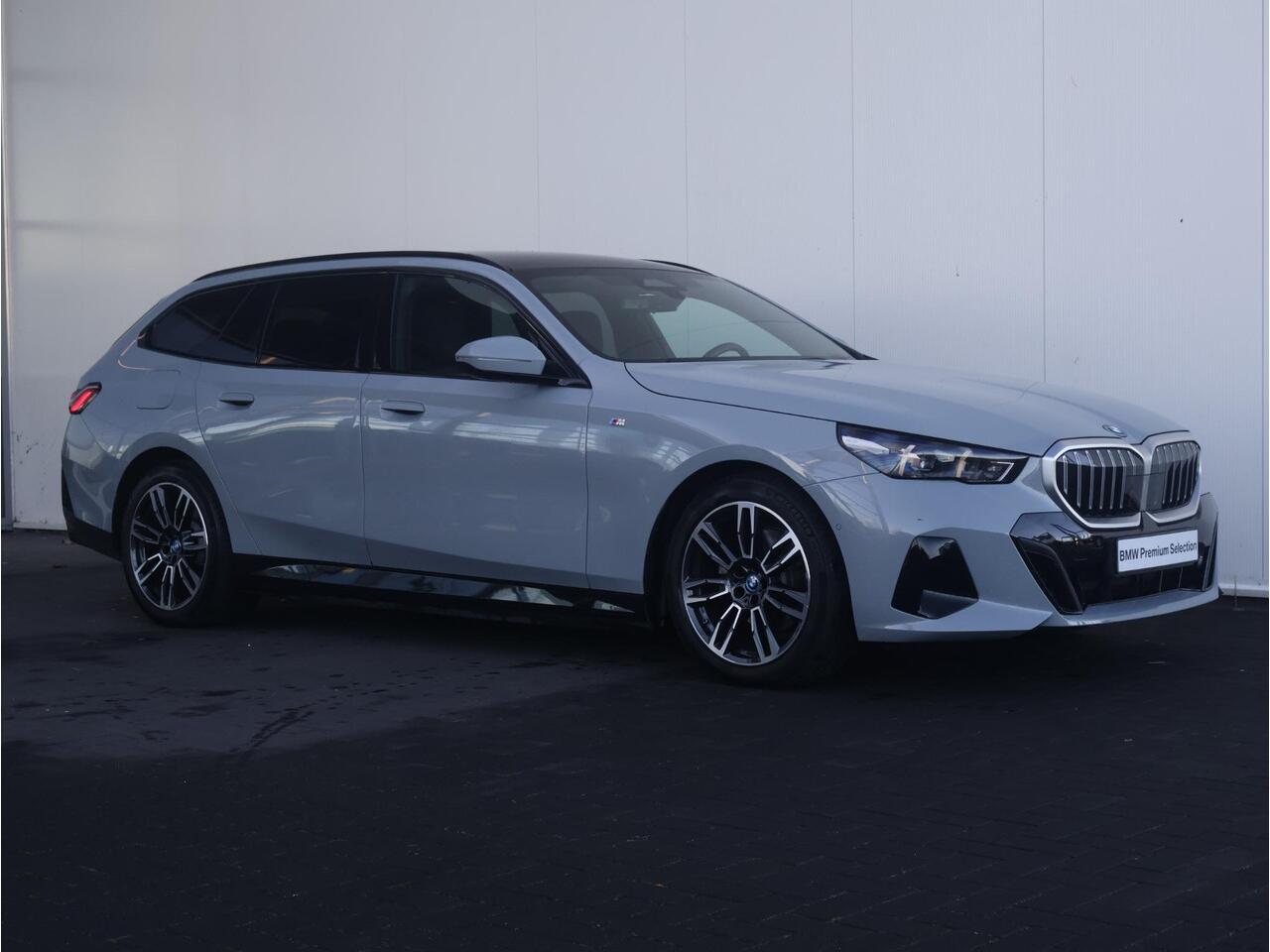 BMW 5-SERIE Touring 530e M Sportpakket/ Elektrische Trekhaak/ Achteruitrijcamera/ Panoramadak/ Stoelverwarming