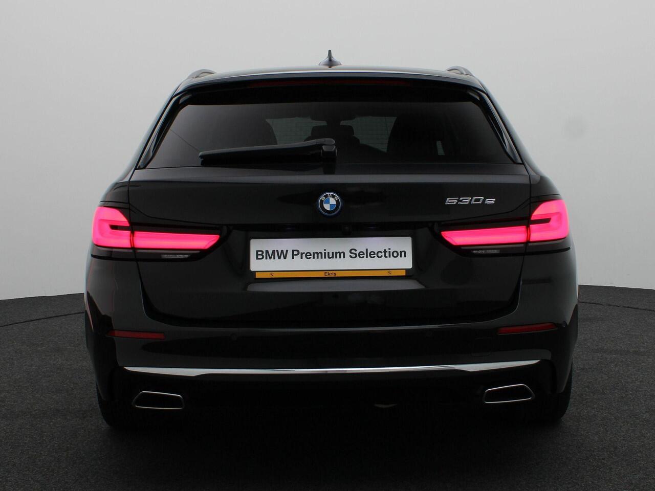 BMW 5-SERIE Touring 530e Luxuryline | Stuurwielrand Verwarmd | Trekhaak | Panoramadak | 4-zone Airconditioning | Driving Assistant Professional | Head-Up Display | 18''