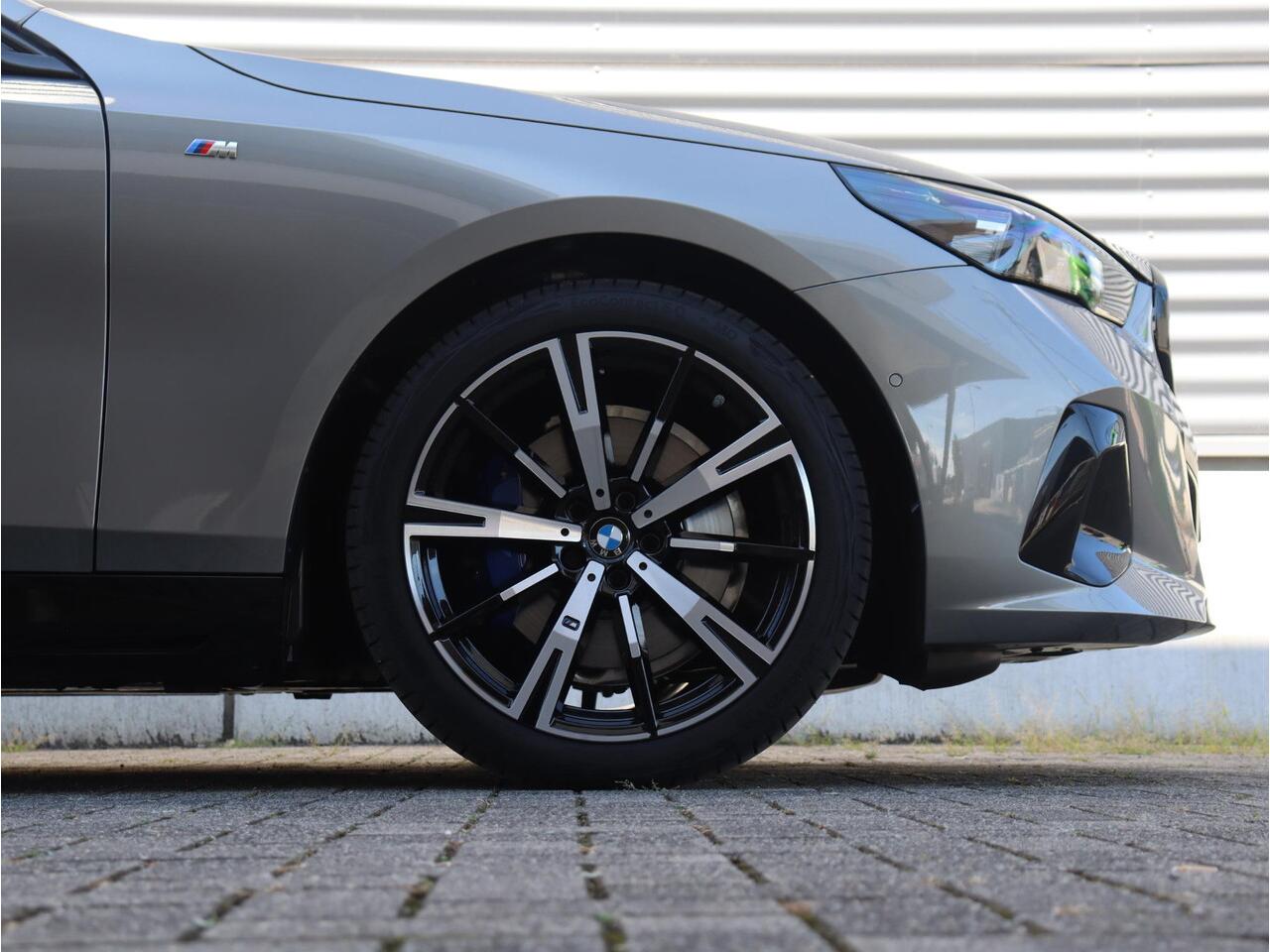 BMW 5-SERIE Touring 530e | M Sportpakket Pro | Driving Assistant Prof. | Trekhaak | Panodak | Bowers & Wilkins | Comfortstoelen | Parking Assistant Plus | 20'' LMV