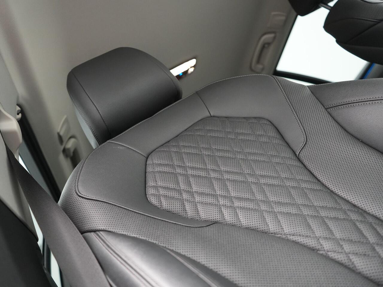 BMW 5-SERIE Touring 530e High Executive Plug In Hybrid 292pk Dealer O.H PHEV | Trekhaak Af Fabriek | Head Up | Lederen Sportstoelen Memory & Verwarmd | Apple Carplay | Stuur Verwarmd | Sfeerverlichting | Cruise Control | Camera | Navigatie | Blis | DAB |