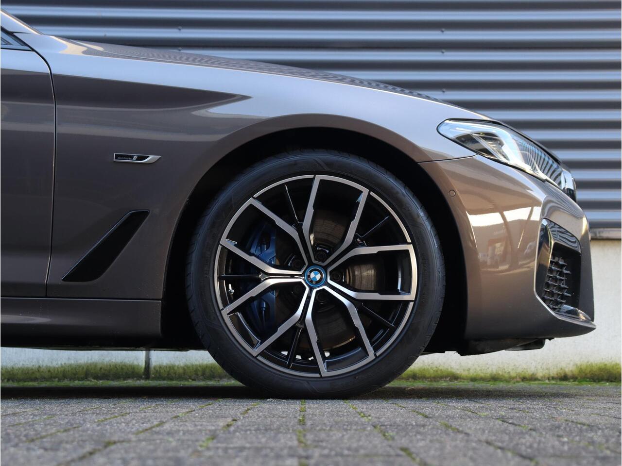 BMW 5-SERIE Sedan 545e xDrive | High Executive | M Sportpakket Pro | Panodak | Active Steering | Driving Assistant Prof. | Head-Up | Bowers & Wilkins | Adaptief Onderstel | 19'' LMV