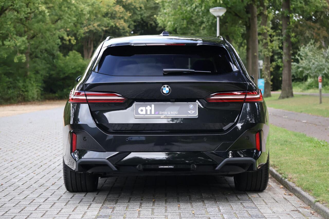BMW 5-SERIE Touring 540d xDrive M-sport | Pano | HUD | Bowers & Wilkins | Keyless | 21" | Iconic Glow | Elektrische Trekhaak |360 | Standkachel | Adap Cruise | Veganza Zwart interieur | etc.