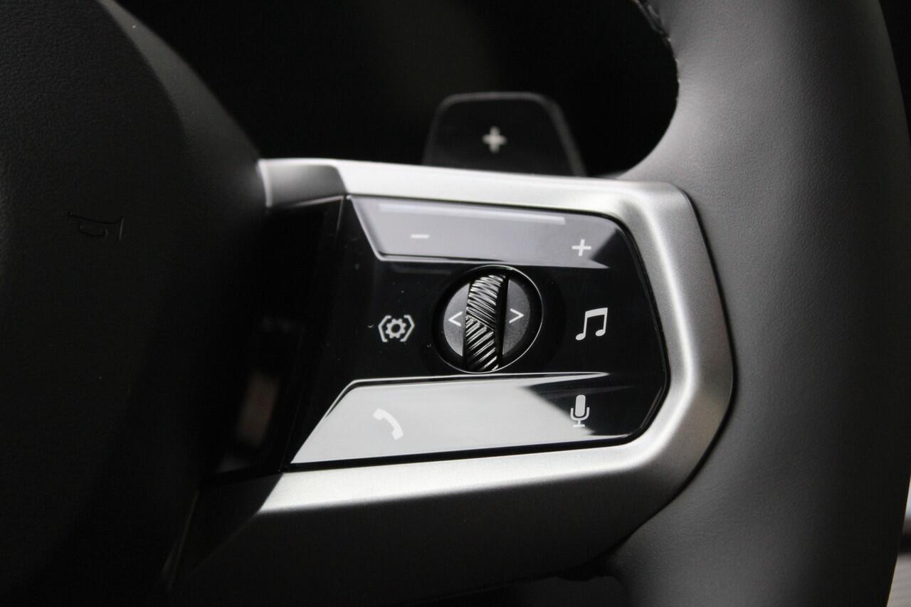 BMW 5-SERIE 530e M Sport Automaat / Panoramadak / Stoelventilatie / Comfort Access / M Sportonderstel / Adaptieve LED / Parking Assistant Plus / Harman-Kardon