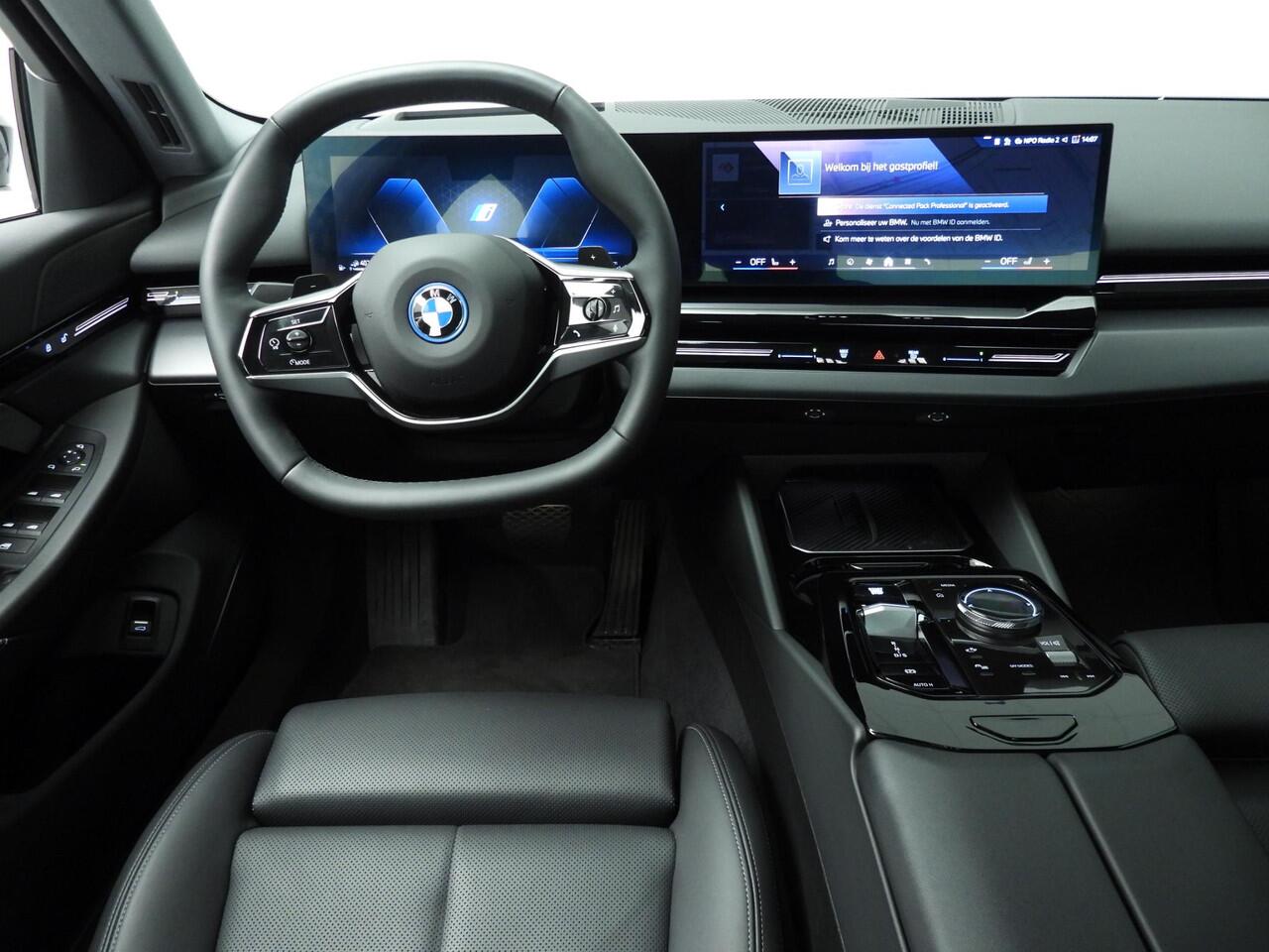 BMW 5-SERIE Sedan 530e | LED | HUD | Sportstoelen | Chrome line | Stoelverwarming | Keyles go | DAB | Alu 19 inch