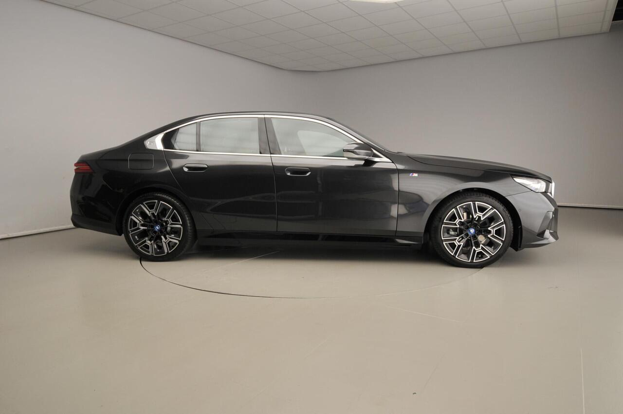BMW 5-SERIE Sedan 530e | M-Sportpakket | LED | Navigatie | Sportstoelen | Chrome line | Active cruise | DAB | Bowers @ Wilkins sound | Alu 20 inch