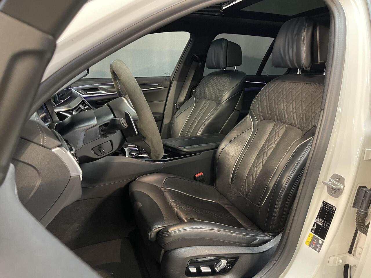 BMW 5-SERIE Touring 530e High Executive M Sport 20"/Soft Close/Active Steering/Panoramadak/Laser LED/Leder/Head-up/Keyless/Stoelverwarming + koeling/Adaptieve cruise/Dodehoek/Camera/Apple Carplay & Android Auto